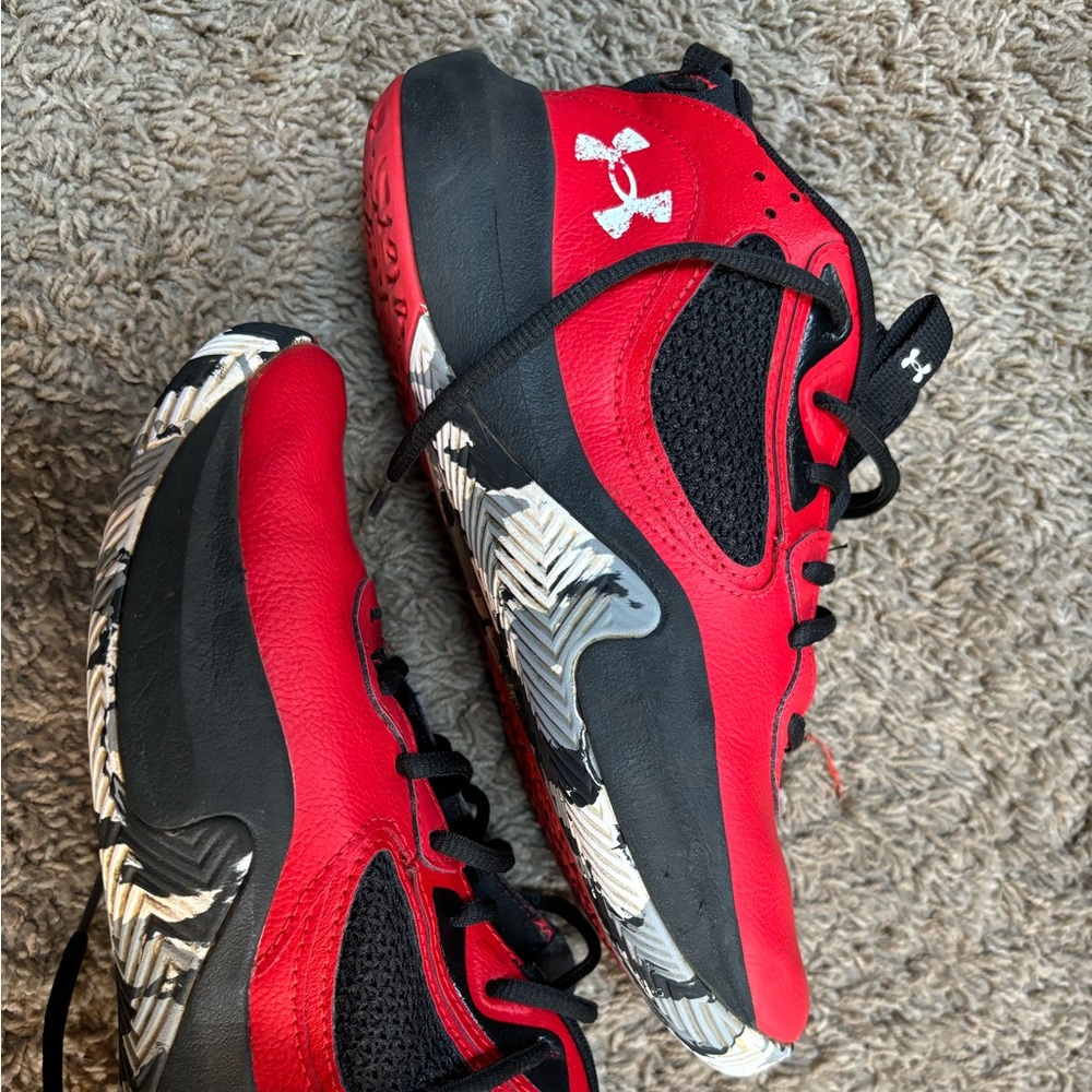 Boys size 7 UA shoes